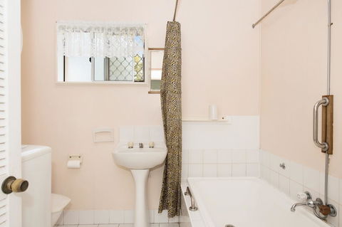 Lowset, Pet Friendly Cottage - Sunset Ave, Bongaree - Accommodation Redcliffe 17