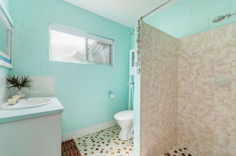 Charm And Comfort In This Ground Floor Unit With Water Views! Welsby Pde, Bongaree - Accommodation Redcliffe 11