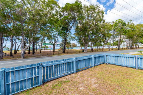 Charm And Comfort In This Ground Floor Unit With Water Views! Welsby Pde, Bongaree - Accommodation Redcliffe 12