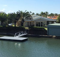 Ground floor family unit on the canal with free WIFI - Accommodation Redcliffe