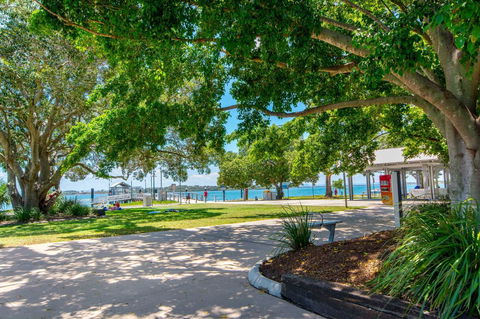 First Floor Unit Close To Shops, Park And Waterfront! - Accommodation Redcliffe 13
