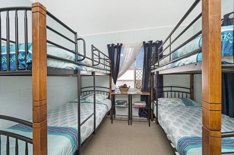 First Floor Unit Close To Shops, Park And Waterfront! - Accommodation Redcliffe 4