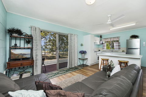 First Floor Unit Close To Shops, Park And Waterfront! - Accommodation Redcliffe 10