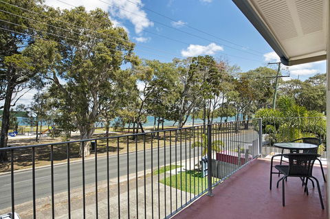 First Floor Unit Close To Shops, Park And Waterfront! - Accommodation Redcliffe 0