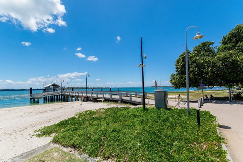 Waterfront Views From Private Rooftop Balcony - Bayview South Esp, Bongaree - Accommodation Redcliffe 10