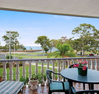 Huge top floor unit across the road....Waterfront - Accommodation Redcliffe