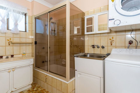 Water Views - Top Floor -Clearview Apartments South Esp, Bongaree - Accommodation Redcliffe 9