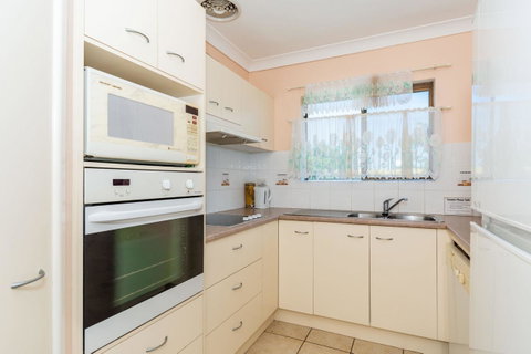 Water Views - Top Floor -Clearview Apartments South Esp, Bongaree - Accommodation Redcliffe 6