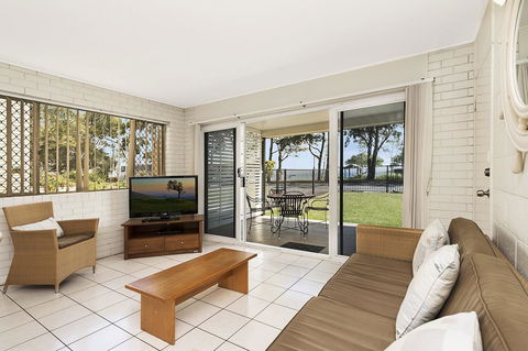 Ground Floor Air Conditioned, Fabulous Waterviews Overlooking Pumicestone Passage - Accommodation Redcliffe 8