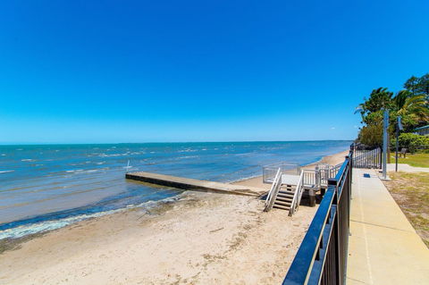 Ground Floor Air Conditioned, Fabulous Waterviews Overlooking Pumicestone Passage - Accommodation Redcliffe 13