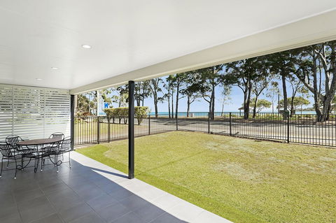 Ground Floor Air Conditioned, Fabulous Waterviews Overlooking Pumicestone Passage - Accommodation Redcliffe 3