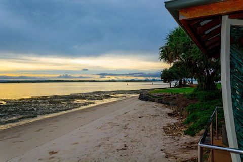 Ground Floor Air Conditioned, Fabulous Waterviews Overlooking Pumicestone Passage - Accommodation Redcliffe 10