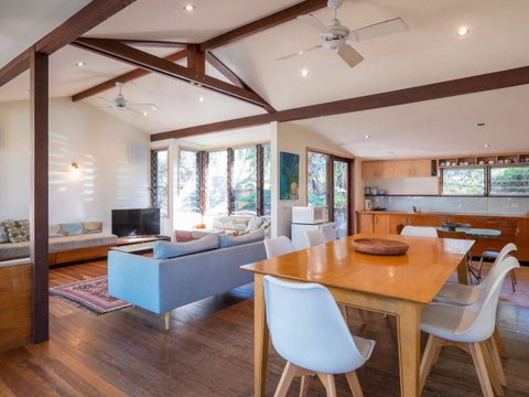 Laguna House - Accommodation Redcliffe 0