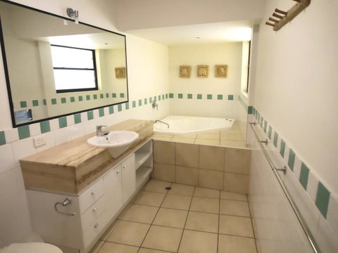 Cylinder Cove 1 - Accommodation Redcliffe 6