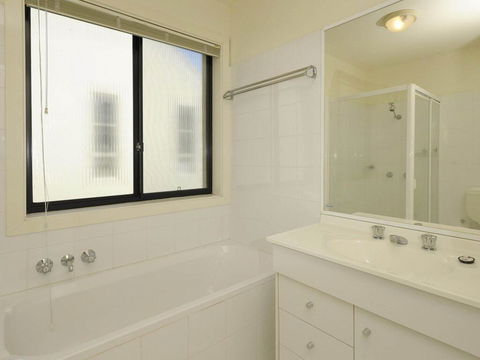 'Bagnall Views' 2/161 Government Rd - Stylish & Modern Duplex Across The Road To The Waters Edge - Accommodation Redcliffe 1