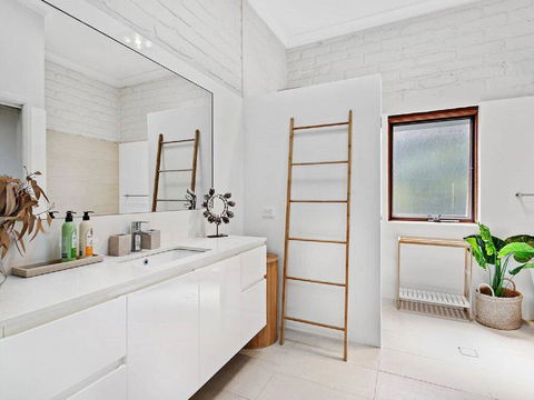 'Nunkeri', 5 Kerrie Close - Stunning House With Fabulous Views, Linen, WIFI & Air Conditioning - Accommodation Redcliffe 3