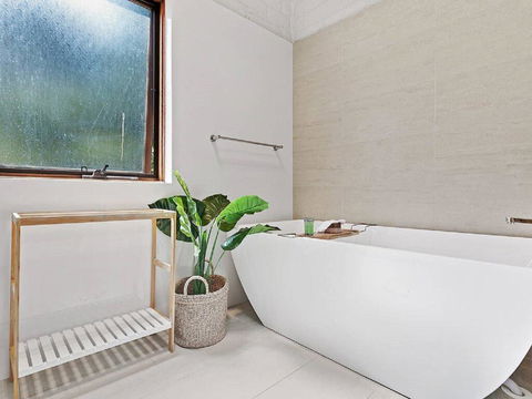 'Nunkeri', 5 Kerrie Close - Stunning House With Fabulous Views, Linen, WIFI & Air Conditioning - Accommodation Redcliffe 2