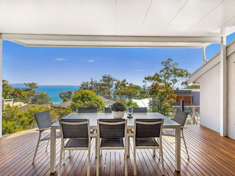 'Nunkeri', 5 Kerrie Close - Stunning House With Fabulous Views, Linen, WIFI & Air Conditioning - Accommodation Redcliffe 0