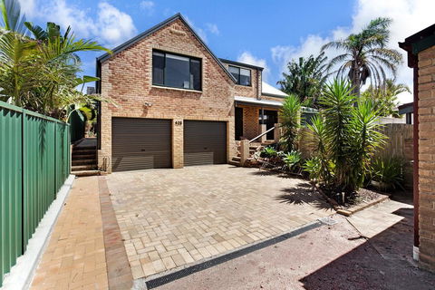 'Salt Wood' Cabin Style Retreat - Accommodation Redcliffe 0