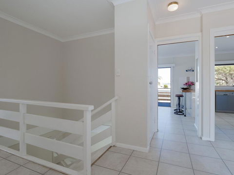 'SeaHaven', 2 Richardson Ave - Large Home With Aircon, Smart TV, WIFI, Netflix & Boat Parking - Accommodation Redcliffe 1