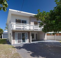 'SeaHaven' 2 Richardson Ave - Large home with Aircon Smart TV WIFI Netflix  Boat Parking - Accommodation Redcliffe