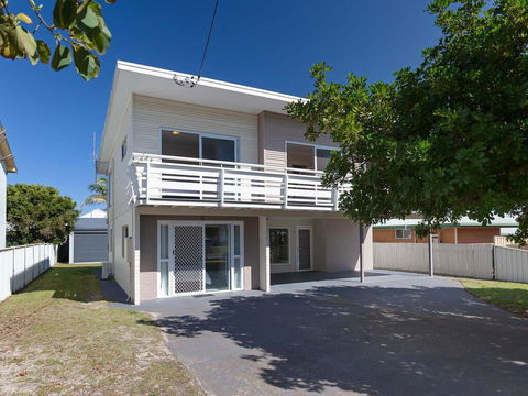 'SeaHaven', 2 Richardson Ave - Large Home With Aircon, Smart TV, WIFI, Netflix & Boat Parking - Accommodation Redcliffe 0