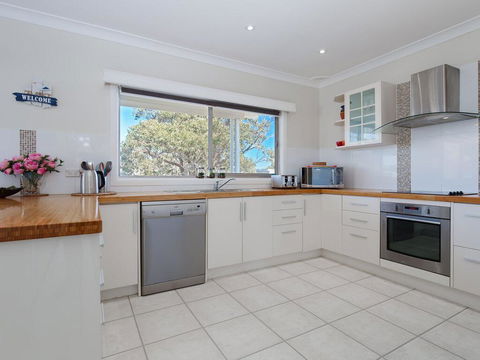 'SeaHaven', 2 Richardson Ave - Large Home With Aircon, Smart TV, WIFI, Netflix & Boat Parking - Accommodation Redcliffe 3