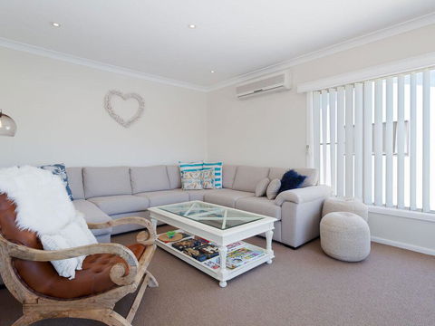 'SeaHaven', 2 Richardson Ave - Large Home With Aircon, Smart TV, WIFI, Netflix & Boat Parking - Accommodation Redcliffe 2
