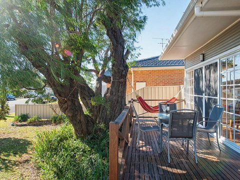 'The Croft' 11 Boulder Bay Rd - Cosy Beach House With Aircon & Only 270m To The Beach - Accommodation Redcliffe 1