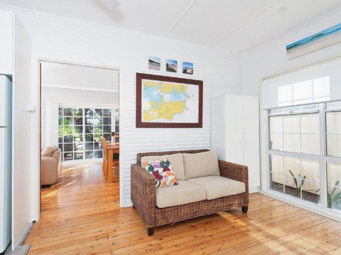 'The Croft' 11 Boulder Bay Rd - Cosy Beach House With Aircon & Only 270m To The Beach - Accommodation Redcliffe 3