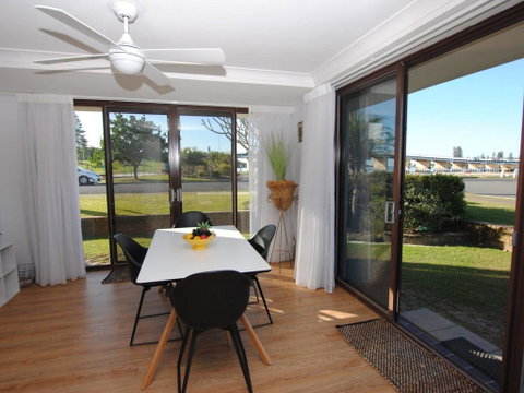 'Time And Tide' 1 - Ground Floor With Water Views - Accommodation Redcliffe 0