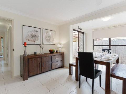 'Willows At The Bay' 111 Horace St - Large House With Aircon, WIFI And Boat Parking. - Accommodation Redcliffe 2