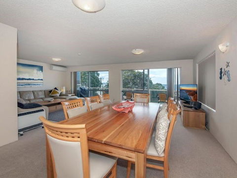 1 'Laman Lodge', 15 Laman Street - Stunning Air Conditioned Unit With Water Views And WIFI - Accommodation Redcliffe 3
