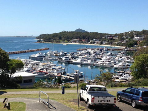 1 'Laman Lodge', 15 Laman Street - Stunning Air Conditioned Unit With Water Views And WIFI - Accommodation Redcliffe 0