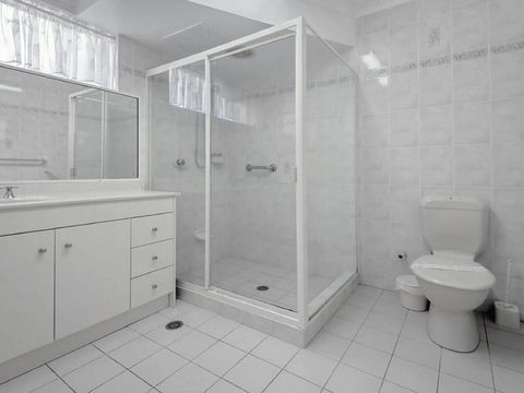 1 'Laman Lodge', 15 Laman Street - Stunning Air Conditioned Unit With Water Views And WIFI - Accommodation Redcliffe 1