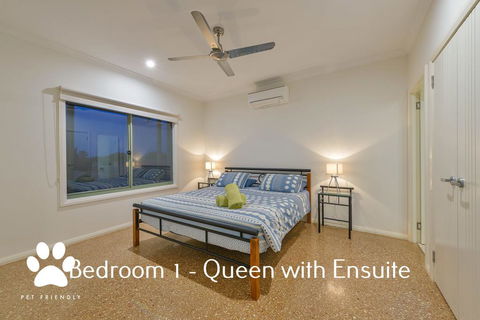 1 Kestrel Place - Great House With A Massive Garage - Accommodation Redcliffe 1