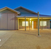 1 Kestrel Place - Great House with a Massive Garage - Accommodation Redcliffe