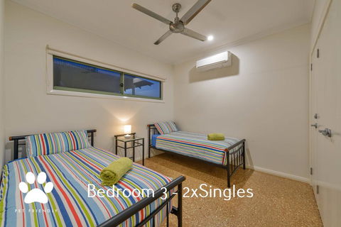 1 Kestrel Place - Great House With A Massive Garage - Accommodation Redcliffe 3