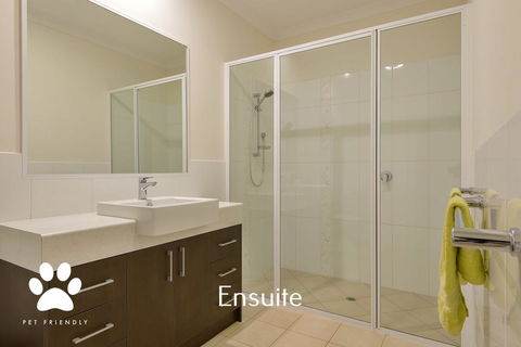 1 Kestrel Place - Great House With A Massive Garage - Accommodation Redcliffe 2