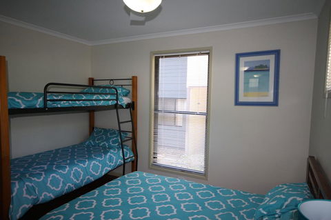 1 Naiad Court - Lowset Family Home With Swimming Pool And Covered Deck. Pet Friendly - Accommodation Redcliffe 0