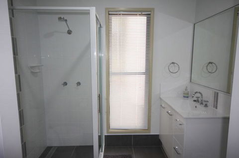 1 Naiad Court - Lowset Family Home With Swimming Pool And Covered Deck. Pet Friendly - Accommodation Redcliffe 3