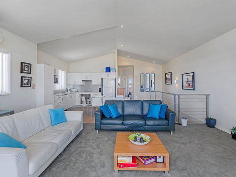 1/32 Ocean Avenue - Three Bedrooms, Three Bathrooms, Air Con, Boat Parking & Water Views - Accommodation Redcliffe 2
