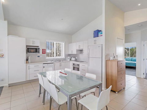 1/32 Ocean Avenue - Three Bedrooms, Three Bathrooms, Air Con, Boat Parking & Water Views - Accommodation Redcliffe 3
