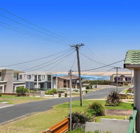 1/32 Ocean Avenue - three bedrooms three bathrooms air con boat parking  water views - Accommodation Redcliffe