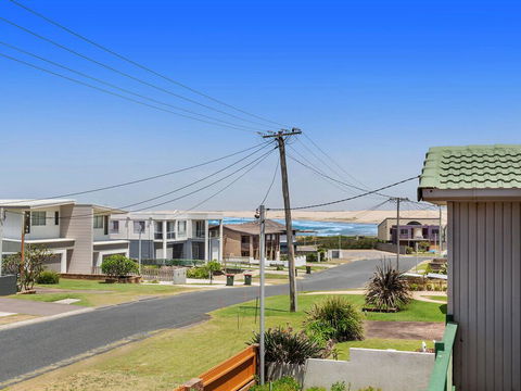 1/32 Ocean Avenue - Three Bedrooms, Three Bathrooms, Air Con, Boat Parking & Water Views - Accommodation Redcliffe 0