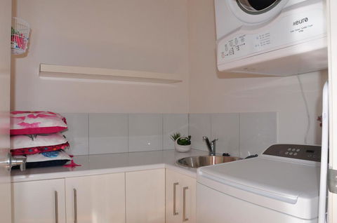 10 Double Island Drive - Modern Family Home, Centrally Located, Swimming Pool & Outdoor Area - Accommodation Redcliffe 3