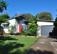 10 Double Island Drive - Modern family home centrally located swimming pool  outdoor area - Accommodation Redcliffe