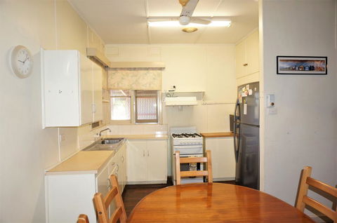 10 Tautog Street House And Unit - Separate Self-contained Unit - Accommodation Redcliffe 2