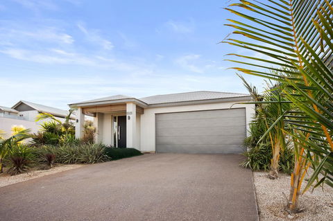 108 Madaffari Drive - Caretta - Luxurious Marina Home With A Spa And Free WiFi - Accommodation Redcliffe 2