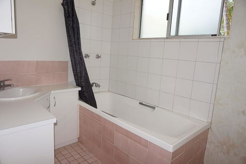 11 Bomburra Court - Rainbow Beach, Comfortable Beach House, Plenty Of Boat Parking - Accommodation Redcliffe 1